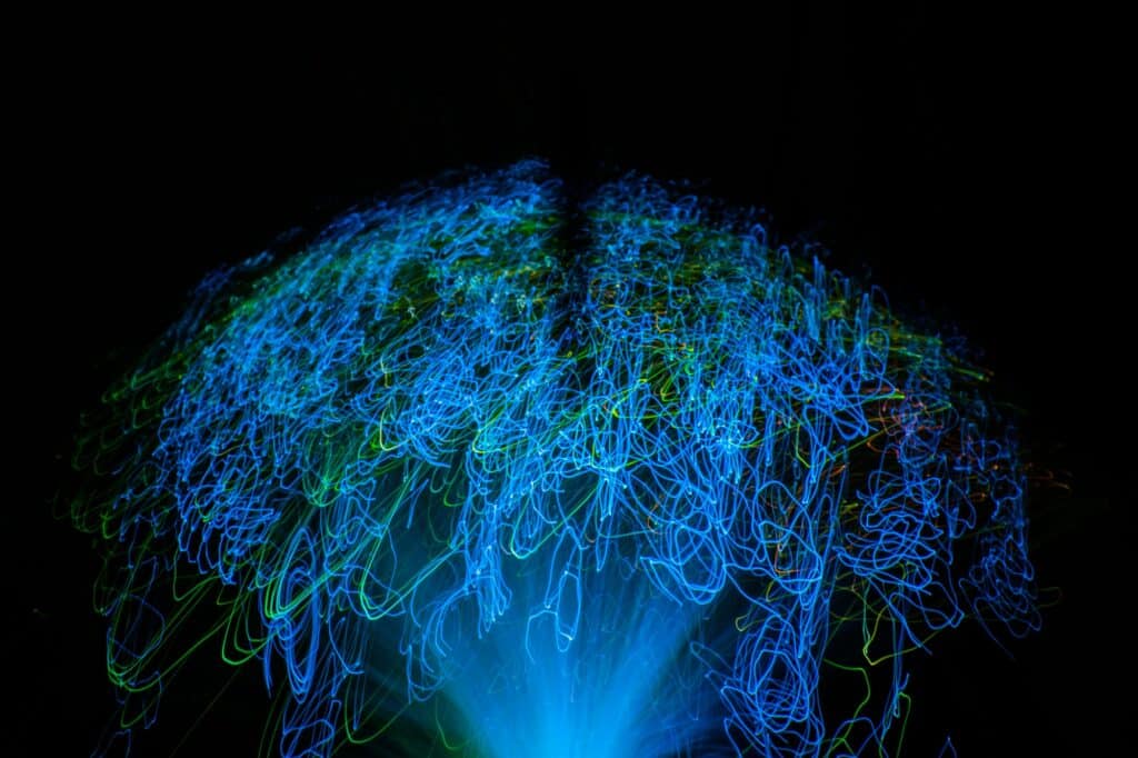 Künstliche Intelligenz digitales Gehirn geformt mit blauen neuronalen Verbindungen leuchtenden Linien