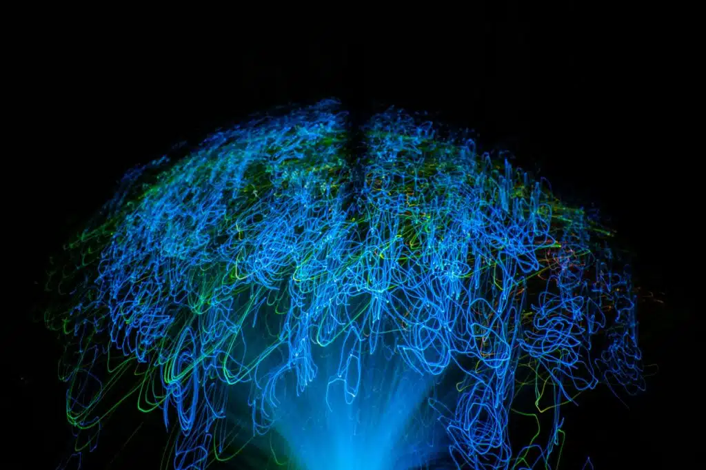 Künstliche Intelligenz digitales Gehirn geformt mit blauen neuronalen Verbindungen leuchtenden Linien
