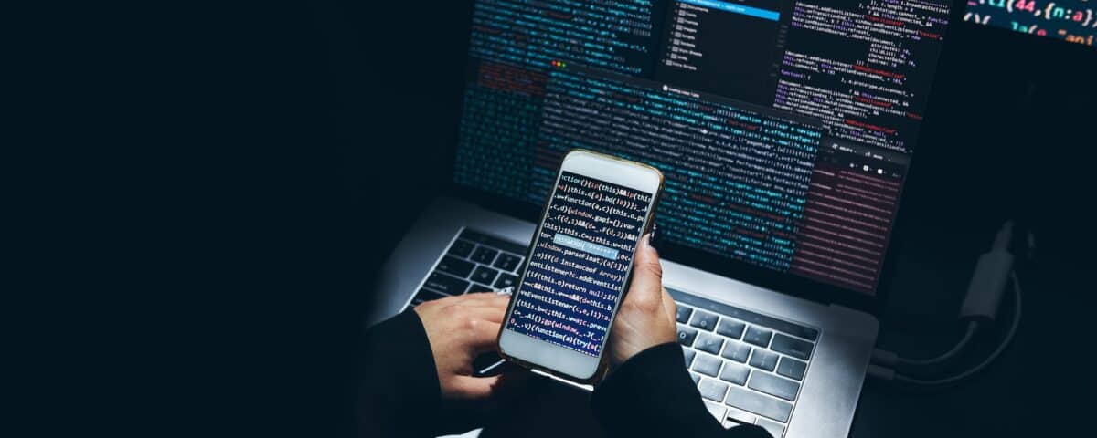 Bedrohung der Cybersicherheit. Junge Frau, die einen Computer benutzt und programmiert. Internet und Netzwerksicherheit