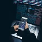 Bedrohung der Cybersicherheit. Junge Frau, die einen Computer benutzt und programmiert. Internet und Netzwerksicherheit