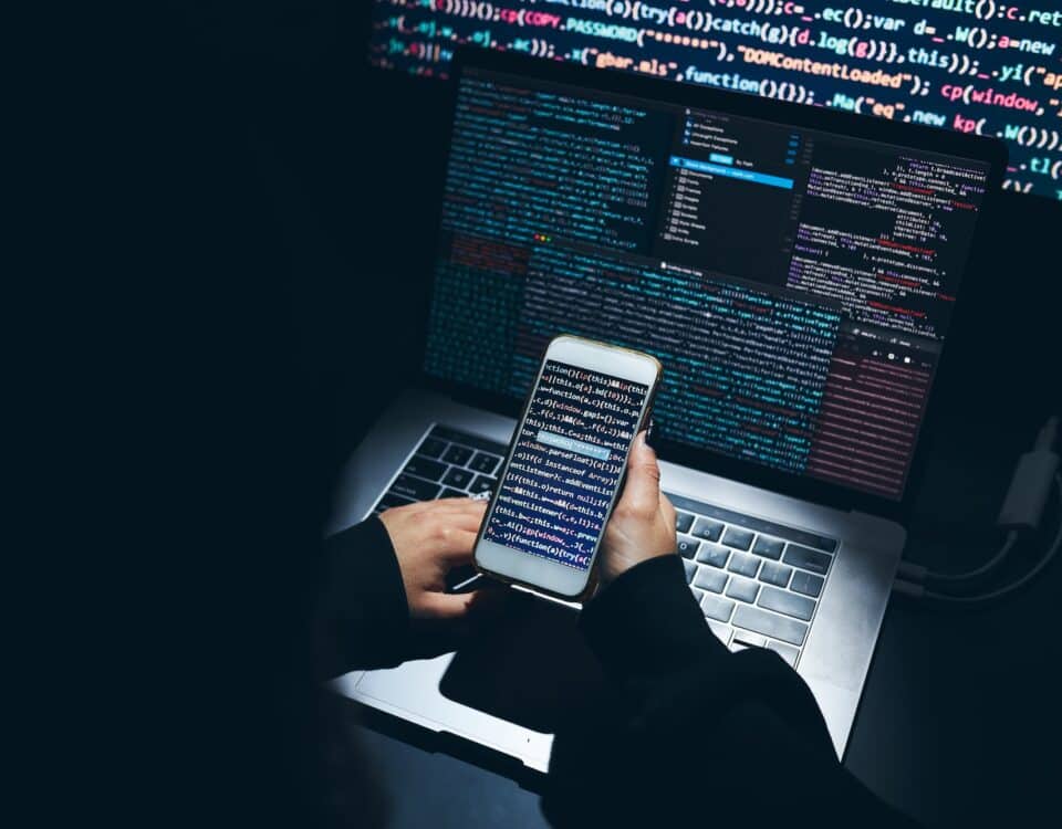 Bedrohung der Cybersicherheit. Junge Frau, die einen Computer benutzt und programmiert. Internet und Netzwerksicherheit