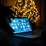 KI-unterstützter Betrug steigt saisonal